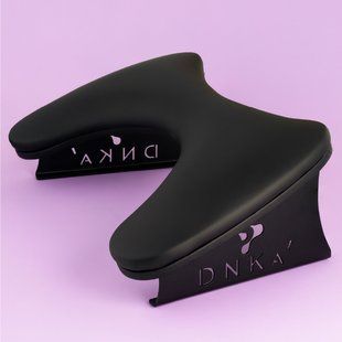 Підставка для рук клієнта DNKa&rsquo; Anatomical Armrest for Manicure Black AAB-DNKA фото